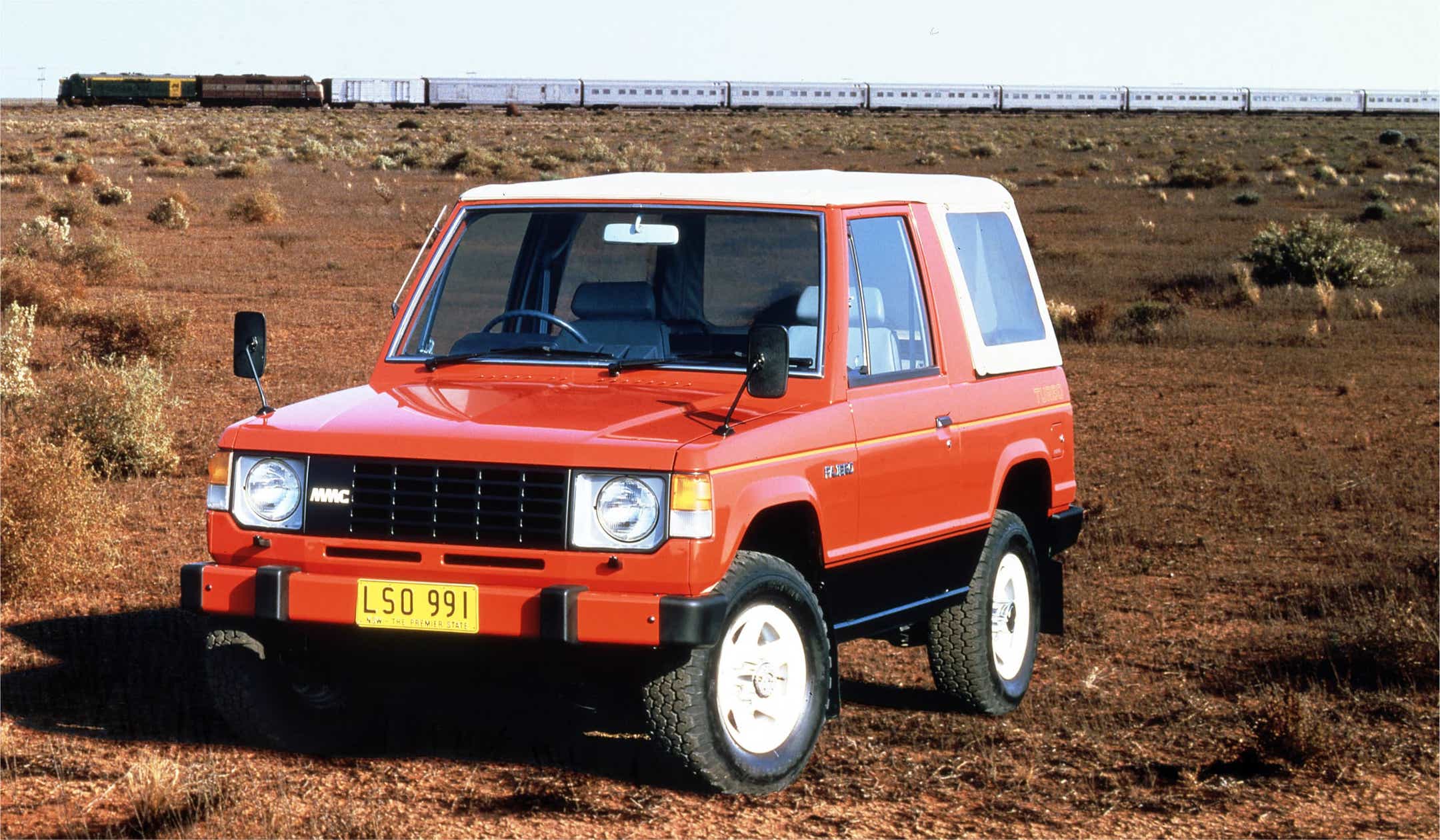 Oude 4WD in de woestijn