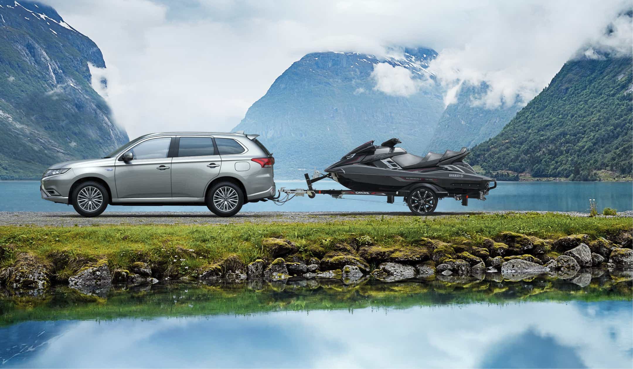 Outlander PHEV bij een meer