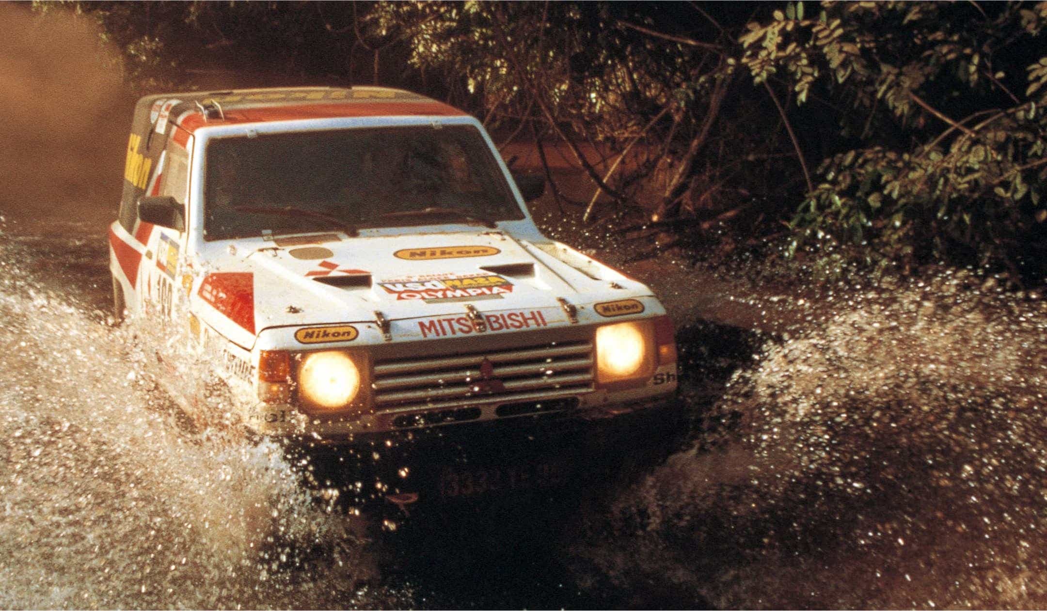 Pajero rijdt door het water